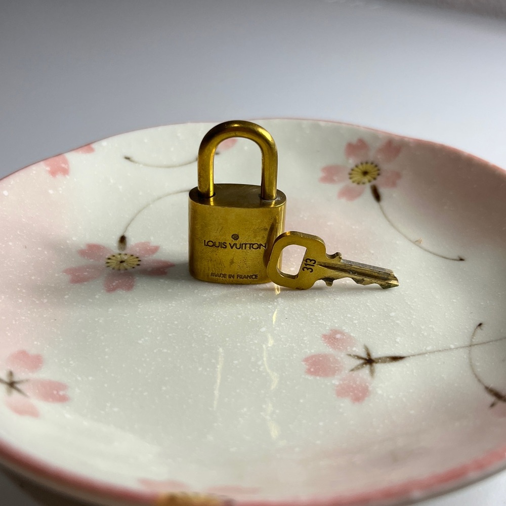 Louis Vuitton #347 Lock & Key - Picture 2 of 2